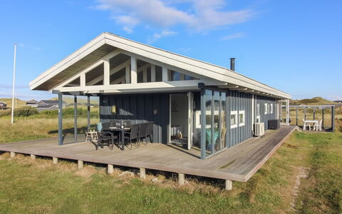 Kanutte - 250M from the Sea: Holz, Möbel, Wohnung, Zimmer, Decke, Holzbeize, Stuhl, Hartholz, Lack, Holz