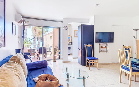 Villa Botrel: Möbel, Flooring, Interior Design, Fussboden, Wohnung, Stuhl, Couch, Wohnzimmer, Kaffetisch