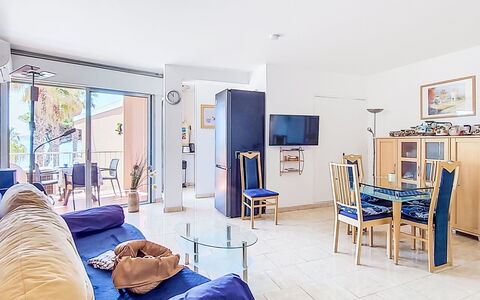 Villa Botrel: Möbel, Interior Design, Flooring, Fussboden, Wohnung, Stuhl, Couch, Decke, Zimmer, Wohnzimmer