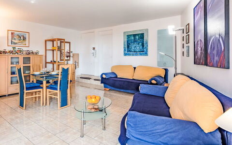 Villa Botrel: Möbel, Interior Design, Wohnung, Couch, Flooring, Fussboden, Wohnzimmer, Decke, Zimmer