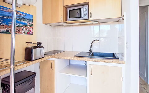 Villa Botrel: Möbel, Wohnung, Stuhl, Major Appliance, Schatten, Holzbeize, Balkon, Cabinetry, Countertop, Küche & Esszimmer Tisch