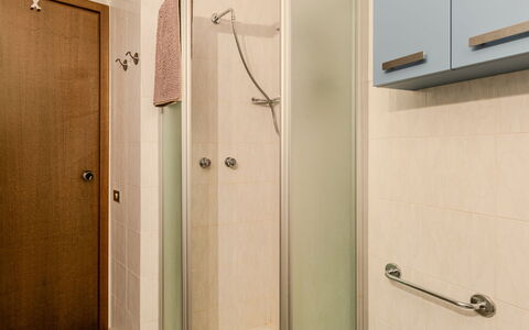 Morandini 261: Armatur, Badezimmer, Wand, Flooring, Fussboden, Interior Design, Bad Sink, Installation, Tür, Zapfhahn
