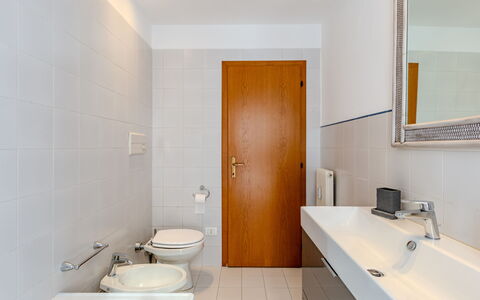 Centro Piave: Badezimmer, Bad Sink, Armatur, Flooring, Fussboden, Interior Design, Sinken, Zapfhahn, Installation, Fliese