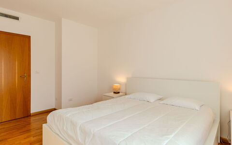 Centro Piave: Bett, Interior Design, Möbel, Schlafzimmer, Fussboden, Flooring, Holz, Zimmer, Bettdecke, Bedding