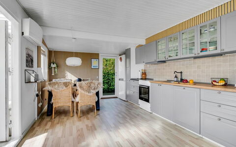 Hjalma - 250M to the Fjord: Holz, Flooring, Möbel, Interior Design, Fussboden, Zuhause, Holzboden, Decke, Küche, Holzbeize