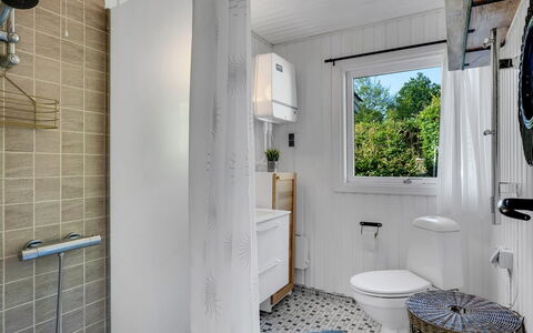 Hjalma - 250M to the Fjord: Armatur, Toilleten Sitz, Toilette, Flooring, Fussboden, Badezimmer, Interior Design, Installation, Decke, Sinken