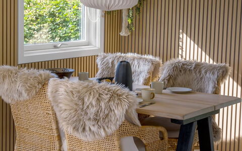 Hjalma - 250M to the Fjord: Möbel, Holz, Interior Design, Stuhl, Tabelle, Natürliches Material, Küche & Esszimmer Tisch, Esszimmer, Zimmerpflanze, Holzbeize
