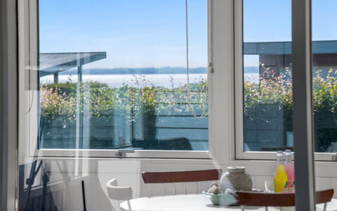 Hjalma - 250M to the Fjord: Glas, Interior Design, Schatten, Stuhl, Eco Hotel, Fensterbehandlung, Zimmerpflanze, Blumentopf, Daylighting, Balkon