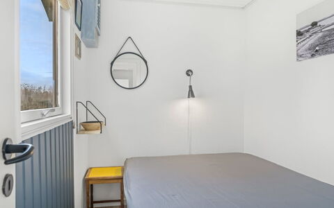 Hjalma - 250M to the Fjord: Wand, Schlafzimmer, Bett, Decke, Interior Design, Bedding, Bettrahmen, Fussboden, Bettdecke, Light Fixture
