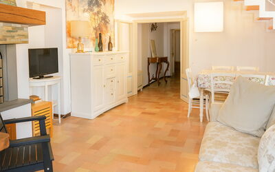 Appartamento la Fontana, Assisi: Möbel, Interior Design, Flooring, Fussboden, Holz, Decke, Zimmer, Beleuchtung, Wohnzimmer, Couch