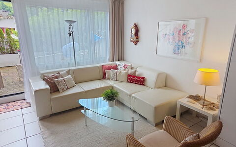 Center Communal D1: Möbel, Interior Design, Couch, Flooring, Wand, Fussboden, Wohnzimmer, Tabelle, Holz, Zimmer