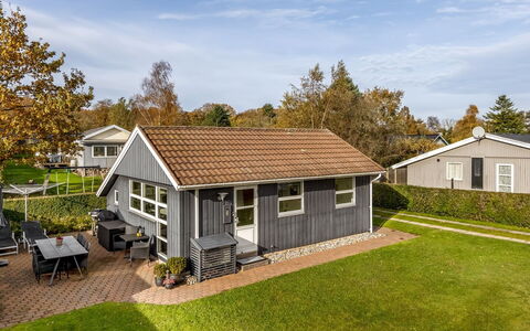 Eugenia - 300M from the Sea: Hütte, Hinterhof, Garten, Gartenbauten, Schuppen, Abstellgleis, Gartenmöbel, Blockhaus, Outdoor Struktur, Hütte