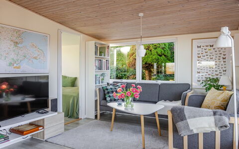 Martti - 200M from the Sea: Möbel, Interior Design, Flooring, Couch, Fussboden, Holz, Wohnzimmer, Decke, Zimmer, Beleuchtung