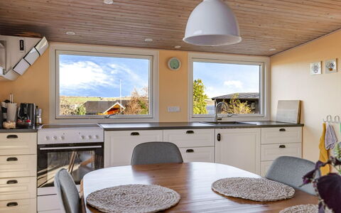 Martti - 200M from the Sea: Möbel, Interior Design, Holz, Flooring, Decke, Küche, Light Fixture, Fussboden, Zuhause, Beleuchtung