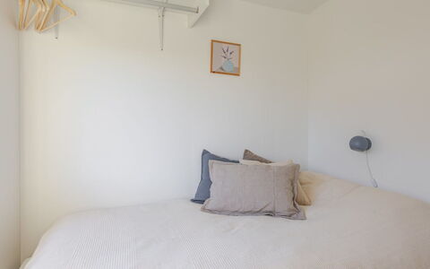 Martti - 200M from the Sea: Bett, Schlafzimmer, Wand, Bedding, Bettdecke, Interior Design, Holz, Linens, Decke, Zimmer