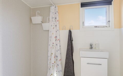 Martti - 200M from the Sea: Wand, Flooring, Interior Design, Fussboden, Armatur, Badezimmer, Zimmer, Installation, Beleuchtung, Decke