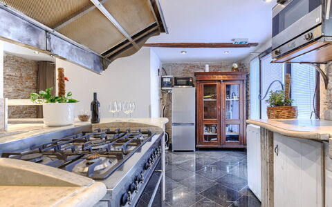 Golden Roots: Küche, Countertop, Interior Design, Flooring, Major Appliance, Küchengerät, Herd, Holz, Decke, Cabinetry