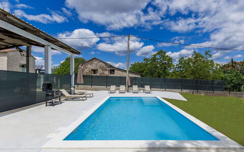 Golden Roots: Schwimmbad, Verbundwerkstoff, Schatten, Resort, Beton, Estate, Eco Hotel, Design, Landscaping, Gartenmöbel