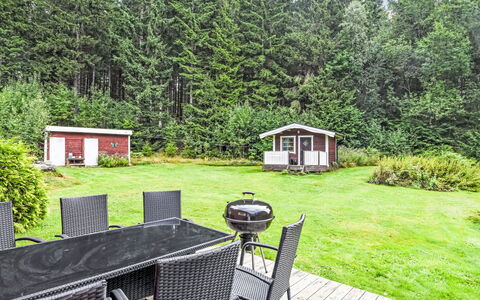 Liane Dalen: Strauch, Hütte, Haus, Zuhause, Grundstueck, Garten, Ground, Landscaping, Rasen, Estate