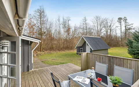 Leandra - 11Km from the Sea: Hütte, Hinterhof, Garten, Gartenbauten, Schuppen, Abstellgleis, Gartenmöbel, Blockhaus, Outdoor Struktur, Hütte