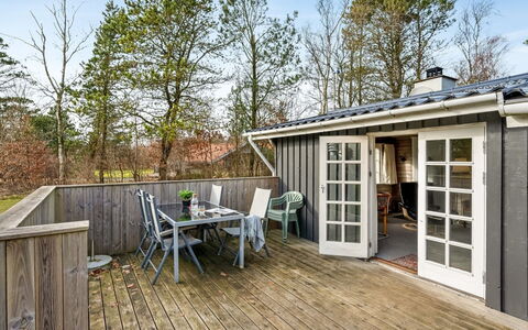 Leandra - 11Km from the Sea: Hütte, Hinterhof, Garten, Gartenbauten, Schuppen, Abstellgleis, Gartenmöbel, Blockhaus, Outdoor Struktur, Hütte