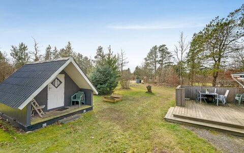 Leandra - 11Km from the Sea: Hütte, Hinterhof, Garten, Gartenbauten, Schuppen, Abstellgleis, Gartenmöbel, Blockhaus, Outdoor Struktur, Hütte