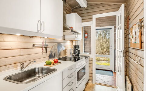 Leandra - 11Km from the Sea: Holz, Major Appliance, Küche, Zuhause, Küchengerät, Countertop, Holzbeize, Cabinetry, Hartholz, Holzboden