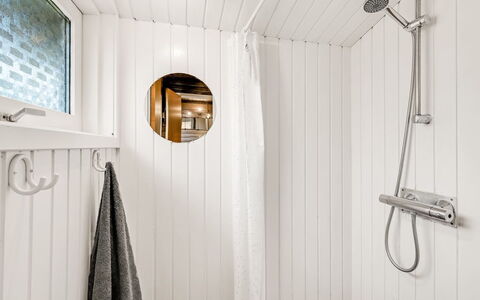 Leandra - 11Km from the Sea: Armatur, Interior Design, Installation, Decke, Badezimmer, Light Fixture, Zapfhahn, Fliese