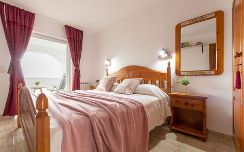 Vita: Möbel, Interior Design, Flooring, Holz, Schlafzimmer, Bett, Fussboden, Zimmer, Bettdecke, Linens