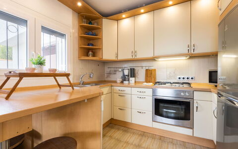 Vita: Möbel, Küche, Countertop, Küchengerät, Cabinetry, Interior Design, Flooring, Major Appliance, Holz, Light Fixture