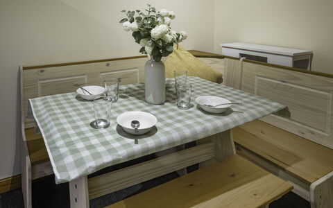 Pitgaveny Apartment: Möbel, Holz, Tabelle, Flooring, Interior Design, Fussboden, Küche & Esszimmer Tisch, Stuhl, Esszimmer, Zimmer