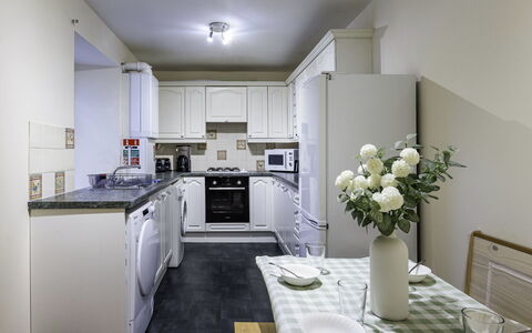Pitgaveny Apartment: Interior Design, Möbel, Küche, Flooring, Major Appliance, Decke, Holz, Küchengerät, Zimmer, Fussboden
