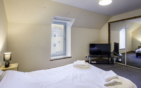 Pitgaveny Apartment: Decke, Schlafzimmer, Bett, Bedding, Bettdecke, Kissen, Daylighting, Suite, Hotel, Bettrahmen
