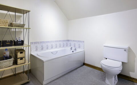 Pitgaveny Apartment: Flooring, Fussboden, Interior Design, Badewanne, Armatur, Badezimmer, Decke, Installation, Zuhause, Zimmer