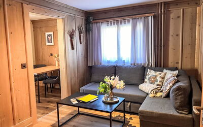 Klosters 50: Möbel, Holz, Flooring, Interior Design, Fussboden, Zimmer, Beleuchtung, Wohnzimmer, Wohnung, Couch