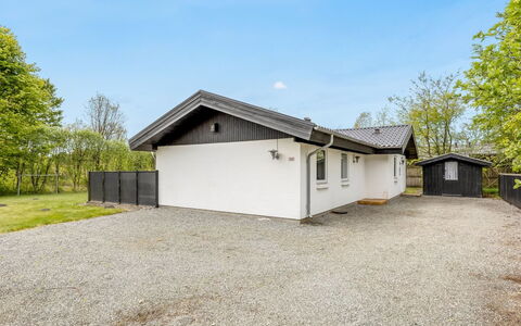 Gildo - 30Km from the Sea: Hütte, Hinterhof, Garten, Gartenbauten, Schuppen, Abstellgleis, Gartenmöbel, Blockhaus, Outdoor Struktur, Hütte