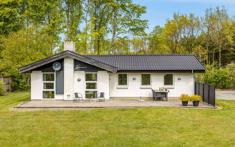 Gildo - 30Km from the Sea: Hütte, Hinterhof, Garten, Gartenbauten, Schuppen, Abstellgleis, Gartenmöbel, Blockhaus, Outdoor Struktur, Hütte