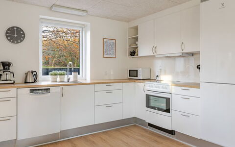 Gildo - 30Km from the Sea: Flooring, Interior Design, Countertop, Küche, Küchengerät, Holz, Cabinetry, Fussboden, Decke, Major Appliance
