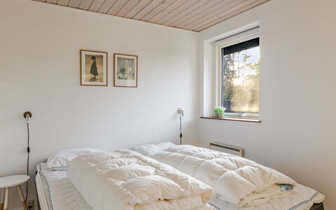 Gildo - 30Km from the Sea: Bett, Schlafzimmer, Wand, Bettdecke, Bedding, Holz, Decke, Interior Design, Möbel, Fussboden