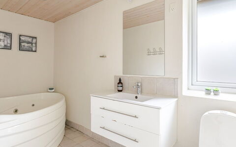 Gildo - 30Km from the Sea: Flooring, Armatur, Fussboden, Interior Design, Badezimmer, Wand, Holz, Decke, Bad Sink, Sinken