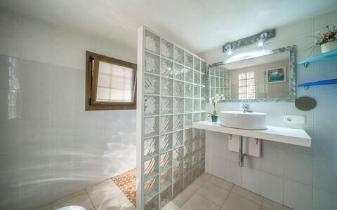 Sa Torreta: Wand, Interior Design, Flooring, Decke, Fussboden, Armatur, Zimmer, Light Fixture, Badezimmer, Wohnung