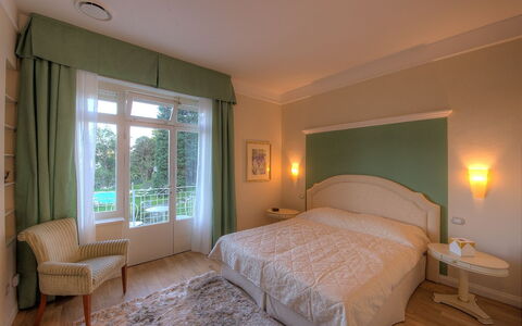Alina Villa: Möbel, Interior Design, Decke, Fussboden, Flooring, Schlafzimmer, Bett, Bettdecke, Linens, Zimmer
