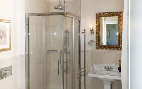 Alina Villa: Badezimmer, Armatur, Interior Design, Sinken, Flooring, Bad Sink, Zapfhahn, Fussboden, Installation, Zuhause