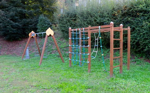 Alina Villa: Spielmittel, Öffentlicher Raum, Spielplatz, Erholung, Menschliche Siedlung, Garten, Park, Abspielen, Schwingen