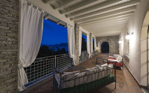 Alina Villa: Möbel, Flooring, Fussboden, Stuhl, Decke, Balkon, Villa, Gartenmöbel, Hotel, Eco Hotel
