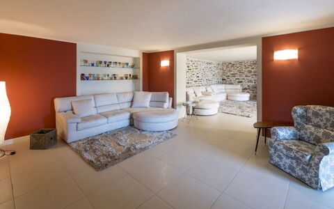 Alina Villa: Möbel, Interior Design, Flooring, Fussboden, Wand, Decke, Zimmer, Couch, Holz, Wohnzimmer