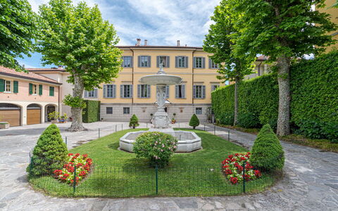 Gallietta: Gebäude, Fenster, Wohngebiet, Strauch, Estate, Menschliche Siedlung, Zuhause, Garten, Villa