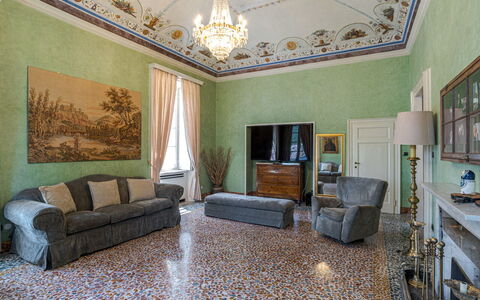 Gallietta: Wand, Flooring, Interior Design, Fussboden, Möbel, Decke, Beleuchtung, Zimmer, Wohnzimmer, Teppich
