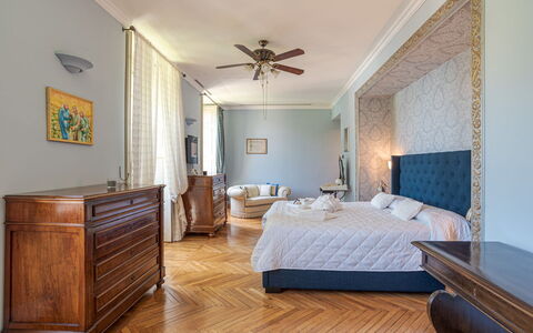 Gallietta: Möbel, Bett, Interior Design, Schlafzimmer, Flooring, Bettdecke, Fussboden, Bedding, Holz, Zimmer