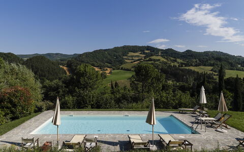 Torre Fantini: Bergforms, Hügel, Berg, Schwimmbad, Grundstueck, Gartenmöbel, Gebirge, Bergstation, Sonnenliege, Eco Hotel